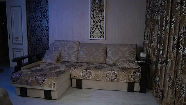 Snapshot of mike0xx chatting on 12/03/25, 04:42 mike0xx online show from 12/03/25, 04:42