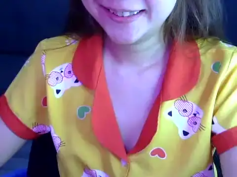 Snapshot of Bee_2k chatting on 09/28/25, 04:40 Bee 2k online show from 09/28/25, 04:40