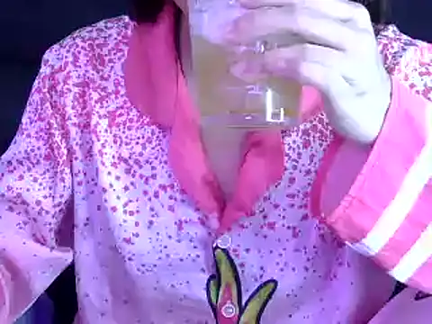 Snapshot of Bee_2k chatting on 10/19/25, 04:46 Bee 2k online show from 10/19/25, 04:46