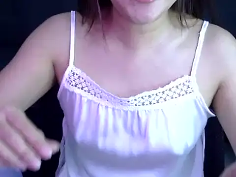 Snapshot of Bee_2k chatting on 10/21/25, 04:35 Bee 2k online show from 10/21/25, 04:35