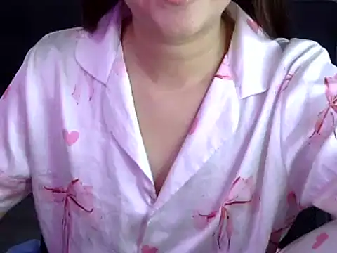 Snapshot of Bee_2k chatting on 10/23/25, 05:18 Bee 2k online show from 10/23/25, 05:18