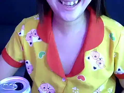 Snapshot of Bee_2k chatting on 10/24/25, 04:31 Bee 2k online show from 10/24/25, 04:31