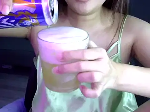 Snapshot of Bee_2k chatting on 10/27/25, 04:49 Bee 2k online show from 10/27/25, 04:49