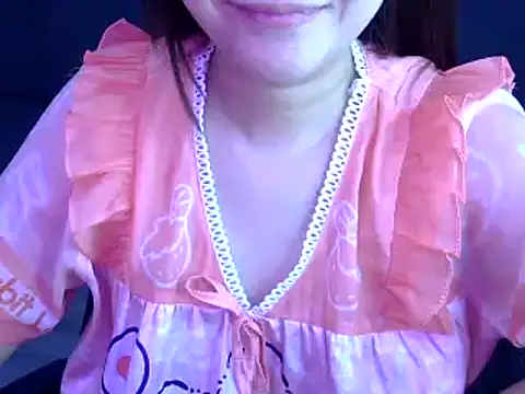 Snapshot of Bee_2k chatting on 10/28/25, 06:17 Bee 2k online show from 10/28/25, 06:17