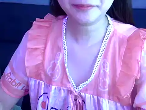 Snapshot of Bee_2k chatting on 11/17/25, 05:02 Bee 2k online show from 11/17/25, 05:02