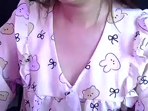 Snapshot of Bee_2k chatting on 12/21/25, 05:03 Bee 2k online show from 12/21/25, 05:03