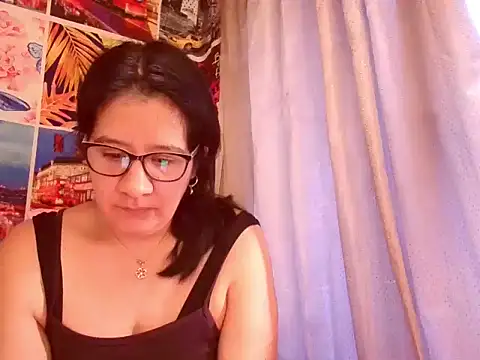 Snapshot of lucianarubi chatting on 12/15/25, 03:27 lucianarubi online show from 12/15/25, 03:27