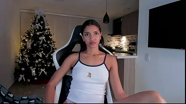 Snapshot of liagirl_cute chatting on 12/18/25, 05:35 liagirl cute online show from 12/18/25, 05:35