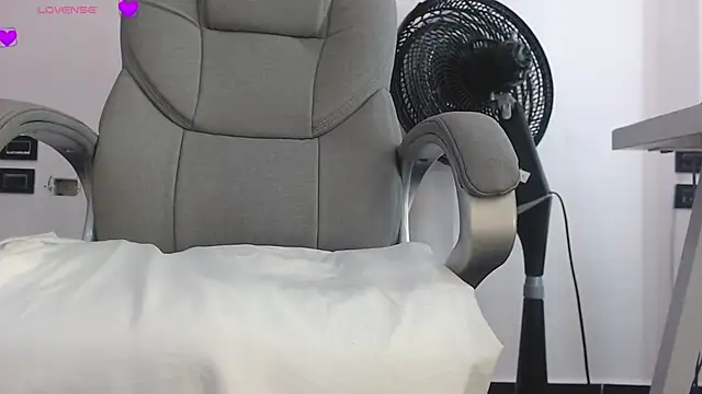 Snapshot of kimara_lion chatting on 12/17/25, 03:23 kimara lion online show from 12/17/25, 03:23