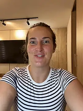 Snapshot of Thescorpionfr chatting on 11/18/25, 06:23 Thescorpionfr online show from 11/18/25, 06:23