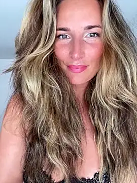 Snapshot of Thescorpionfr chatting on 12/21/25, 05:31 Thescorpionfr online show from 12/21/25, 05:31