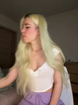 Snapshot of xDinnax chatting on 02/24/25, 05:53 xDinnax online show from 02/24/25, 05:53