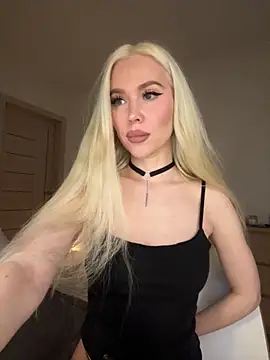 Snapshot of xDinnax chatting on 11/05/25, 08:20 xDinnax online show from 11/05/25, 08:20