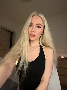 Snapshot of xDinnax chatting on 11/08/25, 08:29 xDinnax online show from 11/08/25, 08:29