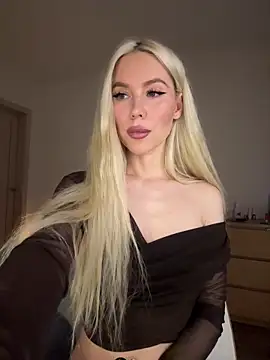 Snapshot of xDinnax chatting on 11/25/25, 07:41 xDinnax online show from 11/25/25, 07:41