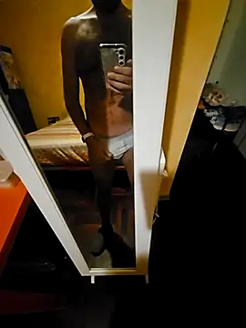 Snapshot of Dolceporco19 chatting on 11/05/25, 05:35 Dolceporco19 online show from 11/05/25, 05:35