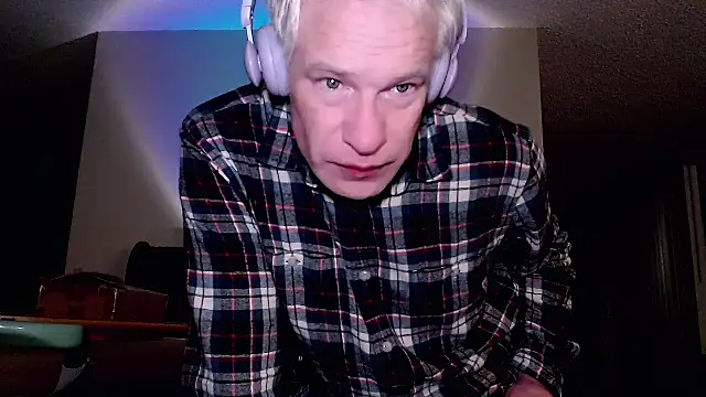 Snapshot of Snarfle82 chatting on 10/26/25, 04:40 Snarfle82 online show from 10/26/25, 04:40