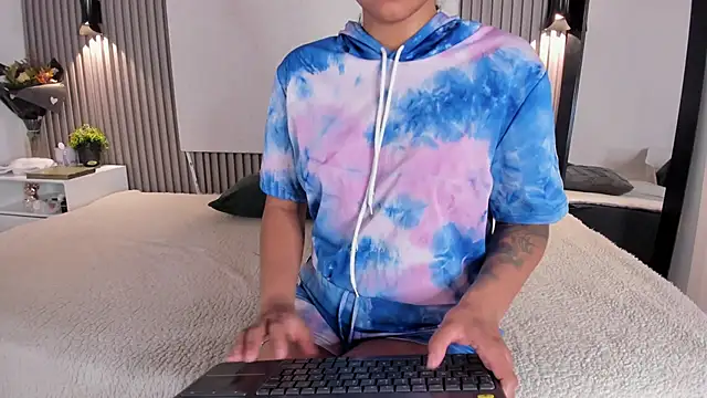 Zafiiraa online show from 12/22/25, 12:35