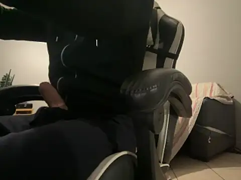 Snapshot of simoninside25 chatting on 12/15/25, 08:24 simoninside25 online show from 12/15/25, 08:24