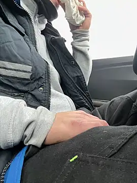 Snapshot of simoninside25 chatting on 12/16/25, 12:32 simoninside25 online show from 12/16/25, 12:32