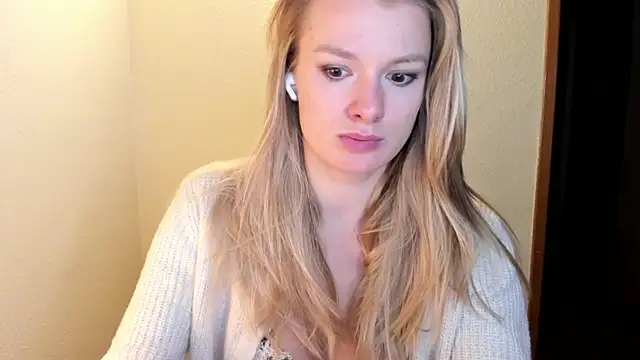 Snapshot of Annloveyou chatting on 12/18/24, 09:18 Annloveyou online show from 12/18/24, 09:18