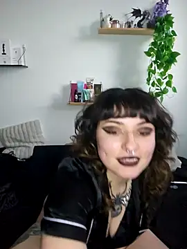 Snapshot of Moxxxie chatting on 10/17/25, 04:53 Moxxxie online show from 10/17/25, 04:53