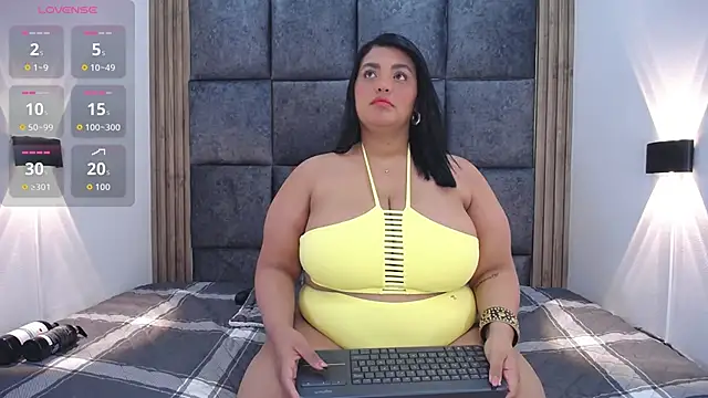 Snapshot of AmandaRousel chatting on 10/29/25, 02:41 AmandaRousel online show from 10/29/25, 02:41