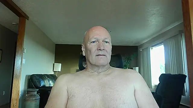 Snapshot of BasicAnt chatting on 10/24/25, 02:35 BasicAnt online show from 10/24/25, 02:35