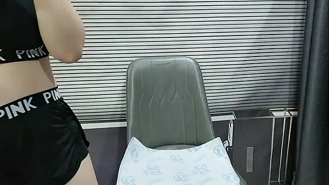 Snapshot of pelue chatting on 09/25/25, 01:42 pelue online show from 09/25/25, 01:42