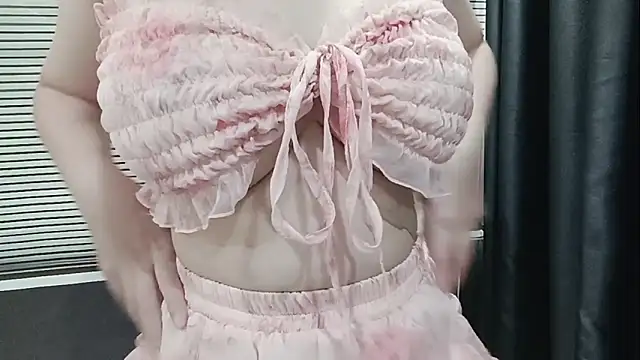 Snapshot of pelue chatting on 10/13/25, 01:27 pelue online show from 10/13/25, 01:27