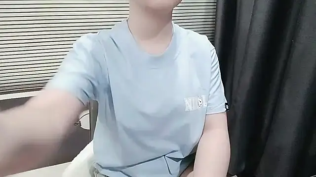 Snapshot of pelue chatting on 10/28/25, 01:20 pelue online show from 10/28/25, 01:20