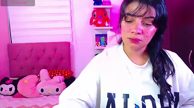 Snapshot of Vannessa__Shy chatting on 12/03/24, 10:07 Vannessa  Shy online show from 12/03/24, 10:07