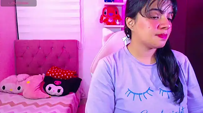 Snapshot of Vannessa__Shy chatting on 12/04/24, 11:46 Vannessa  Shy online show from 12/04/24, 11:46