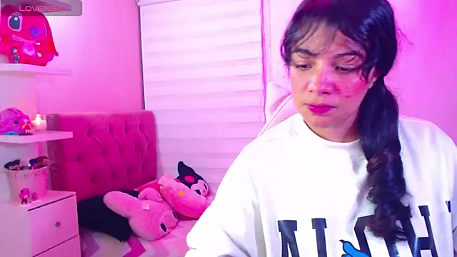 Snapshot of Vannessa__Shy chatting on 12/05/24, 11:51 Vannessa  Shy online show from 12/05/24, 11:51