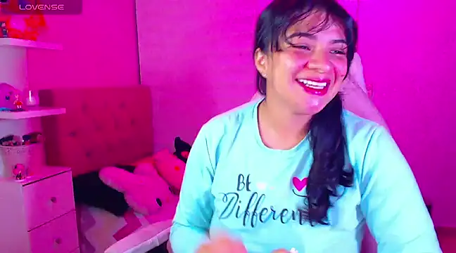 Snapshot of Vannessa__Shy chatting on 12/06/24, 02:57 Vannessa  Shy online show from 12/06/24, 02:57