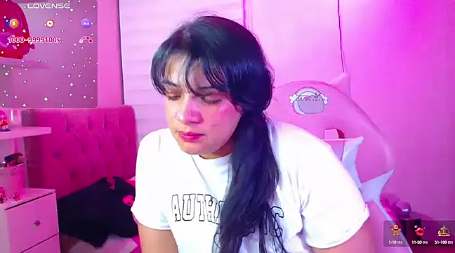 Snapshot of Vannessa__Shy chatting on 12/11/24, 11:21 Vannessa  Shy online show from 12/11/24, 11:21