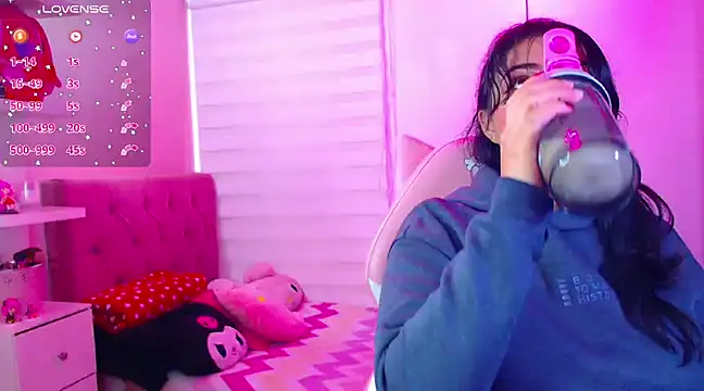 Snapshot of Vannessa__Shy chatting on 12/13/24, 09:20 Vannessa  Shy online show from 12/13/24, 09:20