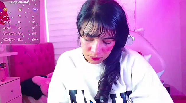 Snapshot of Vannessa__Shy chatting on 12/17/24, 08:43 Vannessa  Shy online show from 12/17/24, 08:43