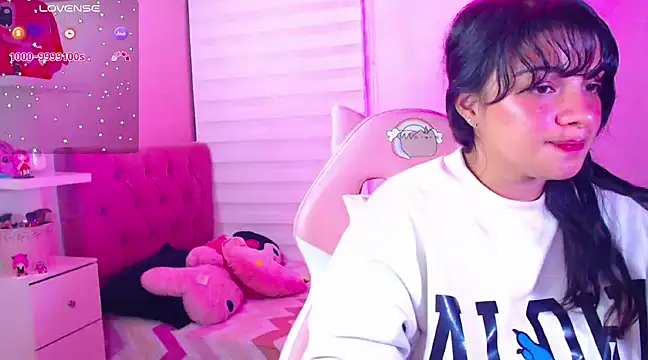 Snapshot of Vannessa__Shy chatting on 12/19/24, 12:56 Vannessa  Shy online show from 12/19/24, 12:56