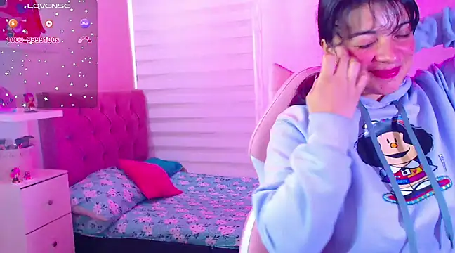 Snapshot of Vannessa__Shy chatting on 12/21/24, 01:42 Vannessa  Shy online show from 12/21/24, 01:42