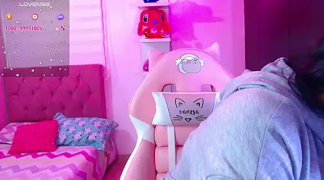 Snapshot of Vannessa__Shy chatting on 12/30/24, 08:04 Vannessa  Shy online show from 12/30/24, 08:04