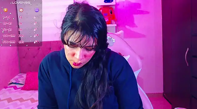 Snapshot of Vannessa__Shy chatting on 01/04/25, 11:38 Vannessa  Shy online show from 01/04/25, 11:38