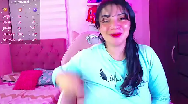 Snapshot of Vannessa__Shy chatting on 01/18/25, 12:35 Vannessa  Shy online show from 01/18/25, 12:35