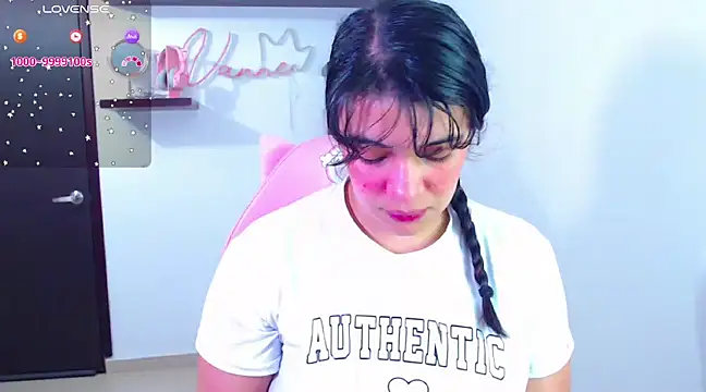 Snapshot of Vannessa__Shy chatting on 02/02/25, 11:32 Vannessa  Shy online show from 02/02/25, 11:32