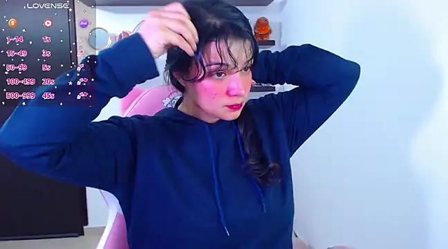 Snapshot of Vannessa__Shy chatting on 02/04/25, 06:27 Vannessa  Shy online show from 02/04/25, 06:27