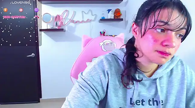 Snapshot of Vannessa__Shy chatting on 02/05/25, 04:25 Vannessa  Shy online show from 02/05/25, 04:25