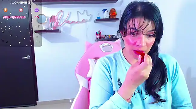 Snapshot of Vannessa__Shy chatting on 02/06/25, 10:53 Vannessa  Shy online show from 02/06/25, 10:53