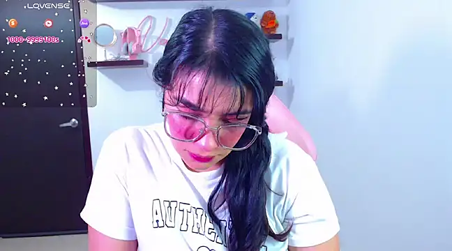 Snapshot of Vannessa__Shy chatting on 02/07/25, 08:10 Vannessa  Shy online show from 02/07/25, 08:10