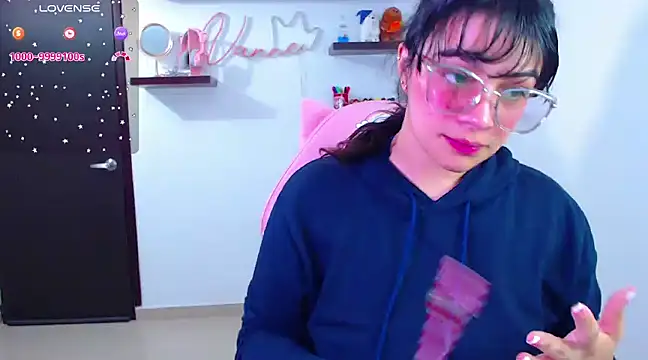 Snapshot of Vannessa__Shy chatting on 02/18/25, 08:58 Vannessa  Shy online show from 02/18/25, 08:58
