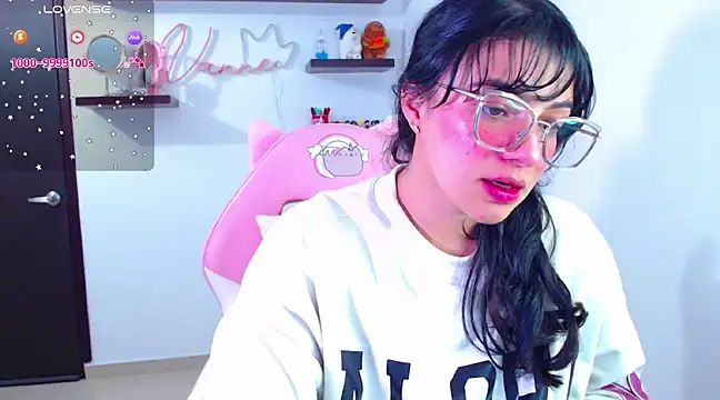 Snapshot of Vannessa__Shy chatting on 02/20/25, 11:10 Vannessa  Shy online show from 02/20/25, 11:10